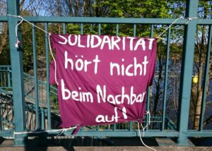 Solidarität hört nicht beim Nachbarn auf_ Transparent